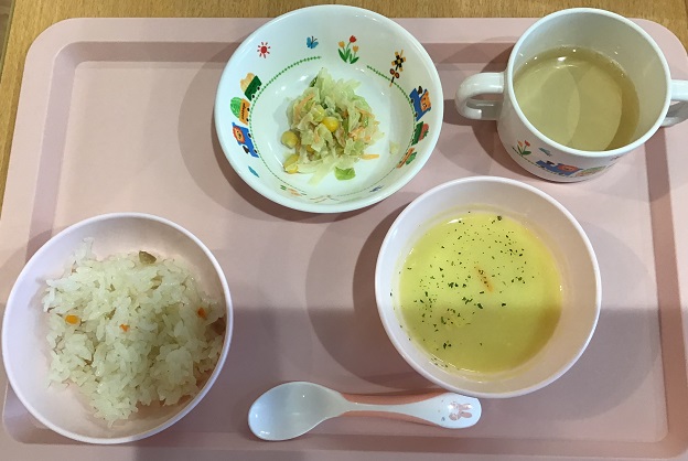 にんじんピラフ、キャベツのサラダ、コーンスープ