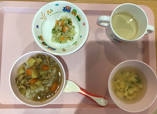 カレーライス、キャベツときゅうりの酢の物、たまごスープ