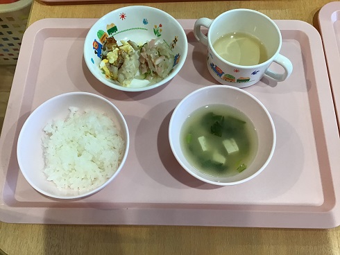 ごはん、魚のタルタル焼き、もやしと卵のあえもの、とうふのみそ汁