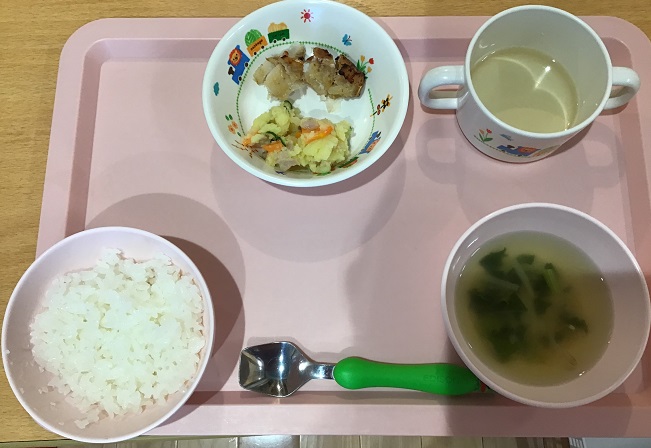 ごはん、あかうおの西京焼き、インディアンサラダ、もやしと小松菜のみそ汁