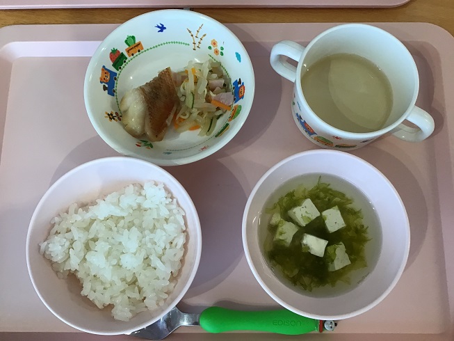 ごはん、さかなのてり焼き、もやしの中華あえ、とうふのすまし汁