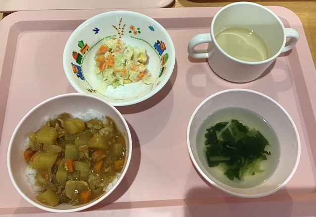 カレーライス、コールスローサラダ、えのきと小松菜のすまし汁