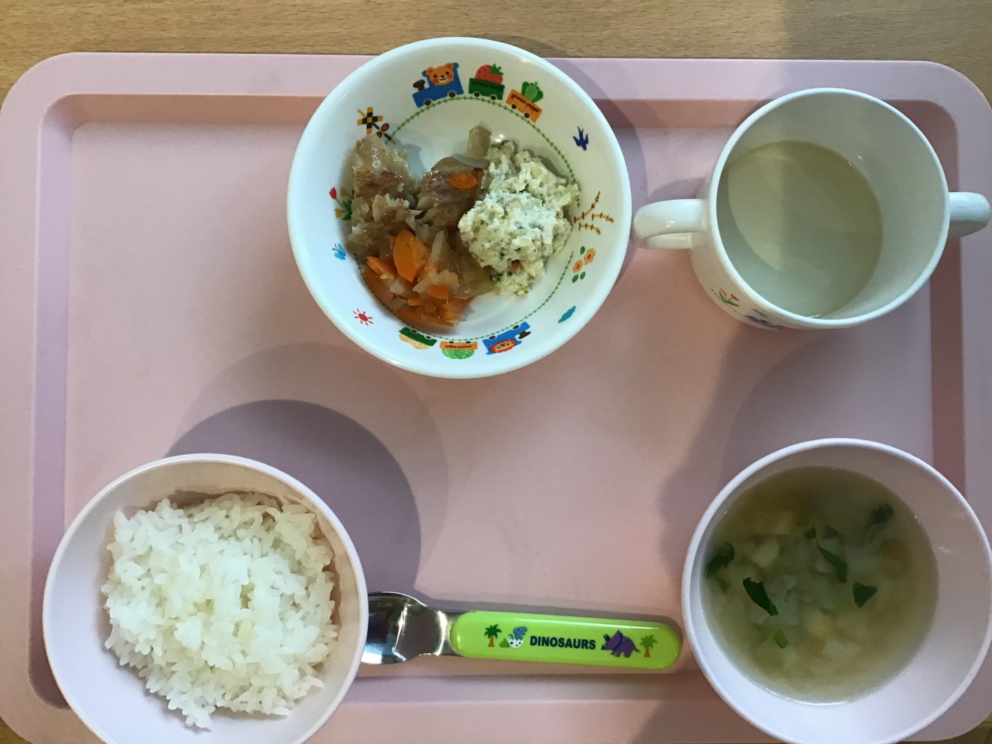 ごはん、魚の煮つけ、豆腐のミックス和え、小松菜とたまねぎのみそ汁