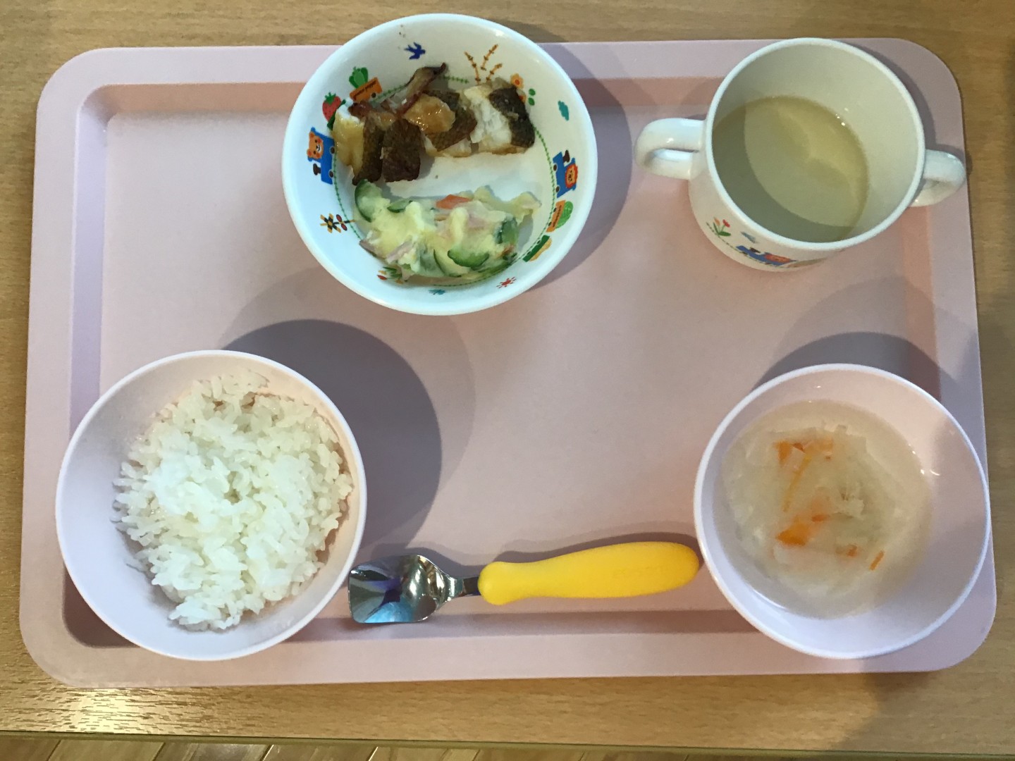 ごはん、魚の竜田揚げ、ポテトサラダ、大根とにんじんのコンソメスープ