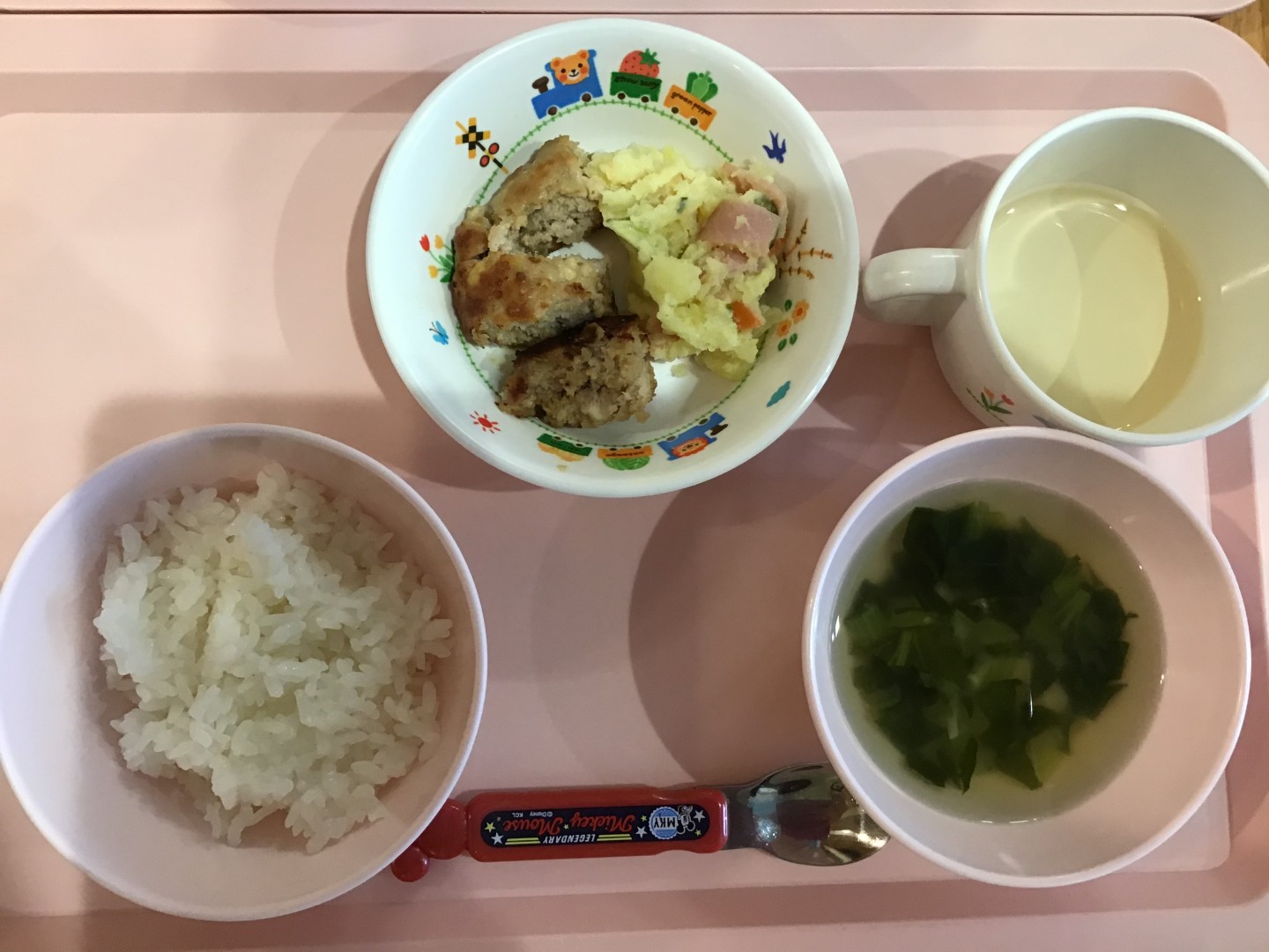 ごはん、豆腐ハンバーグ、インディアンサラダ、小松菜とえのきのみそ汁