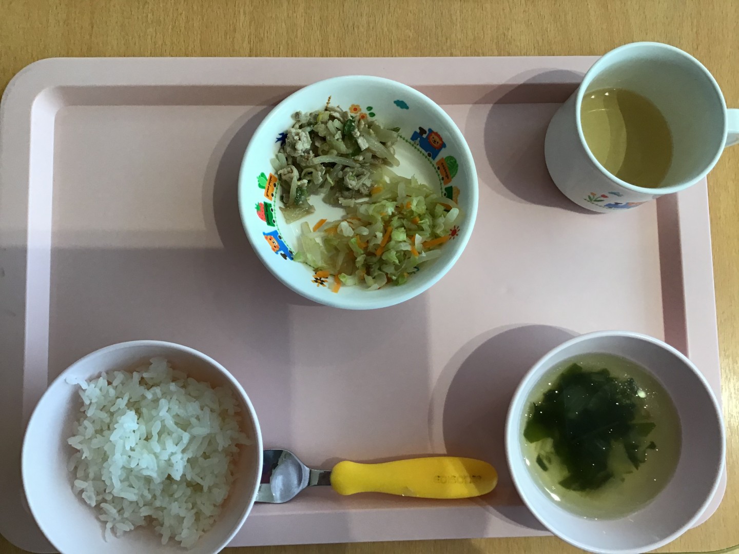 ごはん、豚肉のピーマンみそ炒め、キャベツともやしの和え物、えのきとわかめのすまし汁