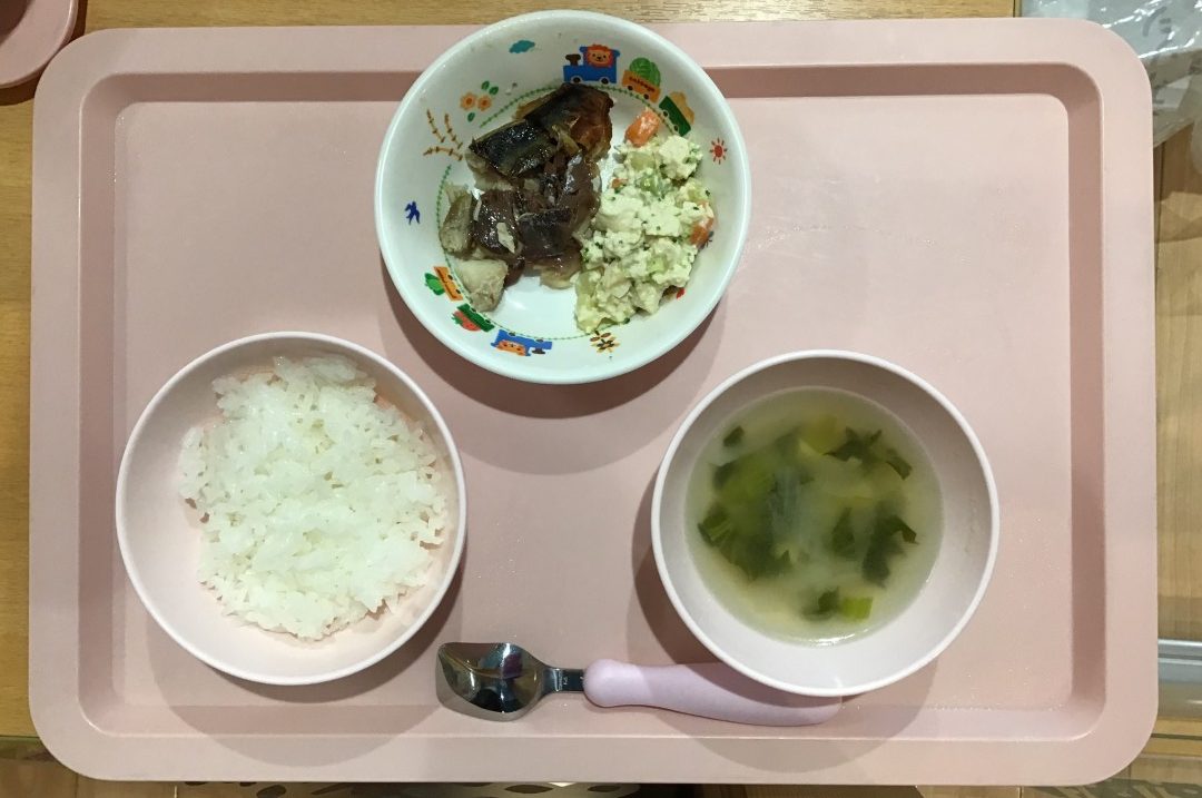 ごはん、魚の塩焼き、豆腐ミックスあえ、小松菜とたまねぎのみそ汁