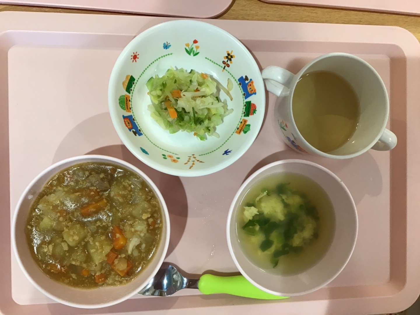 チキンカレー、キャベツときゅうりの酢の物、たまごスープ