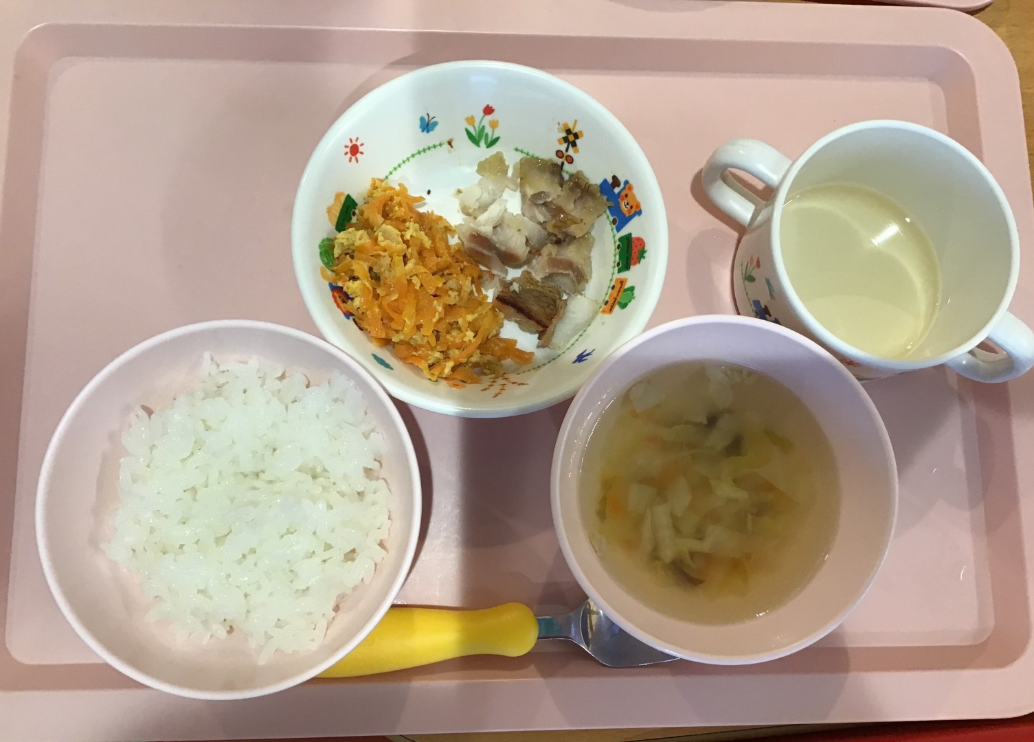 ごはん、あかうおの西京焼き、にんじんしりしり、白菜としめじのスープ
