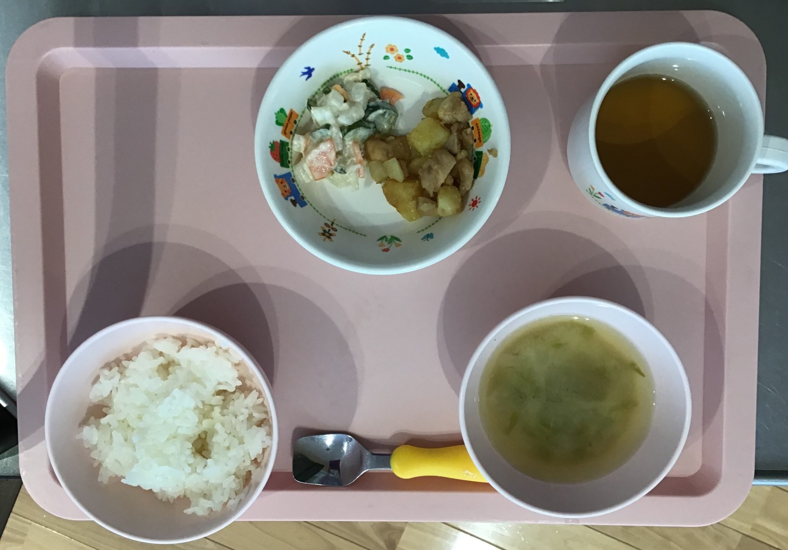 ごはん、ポテトと鶏肉のバターしょうゆ、ツナサラダ、ナッパとなすのみそ汁
