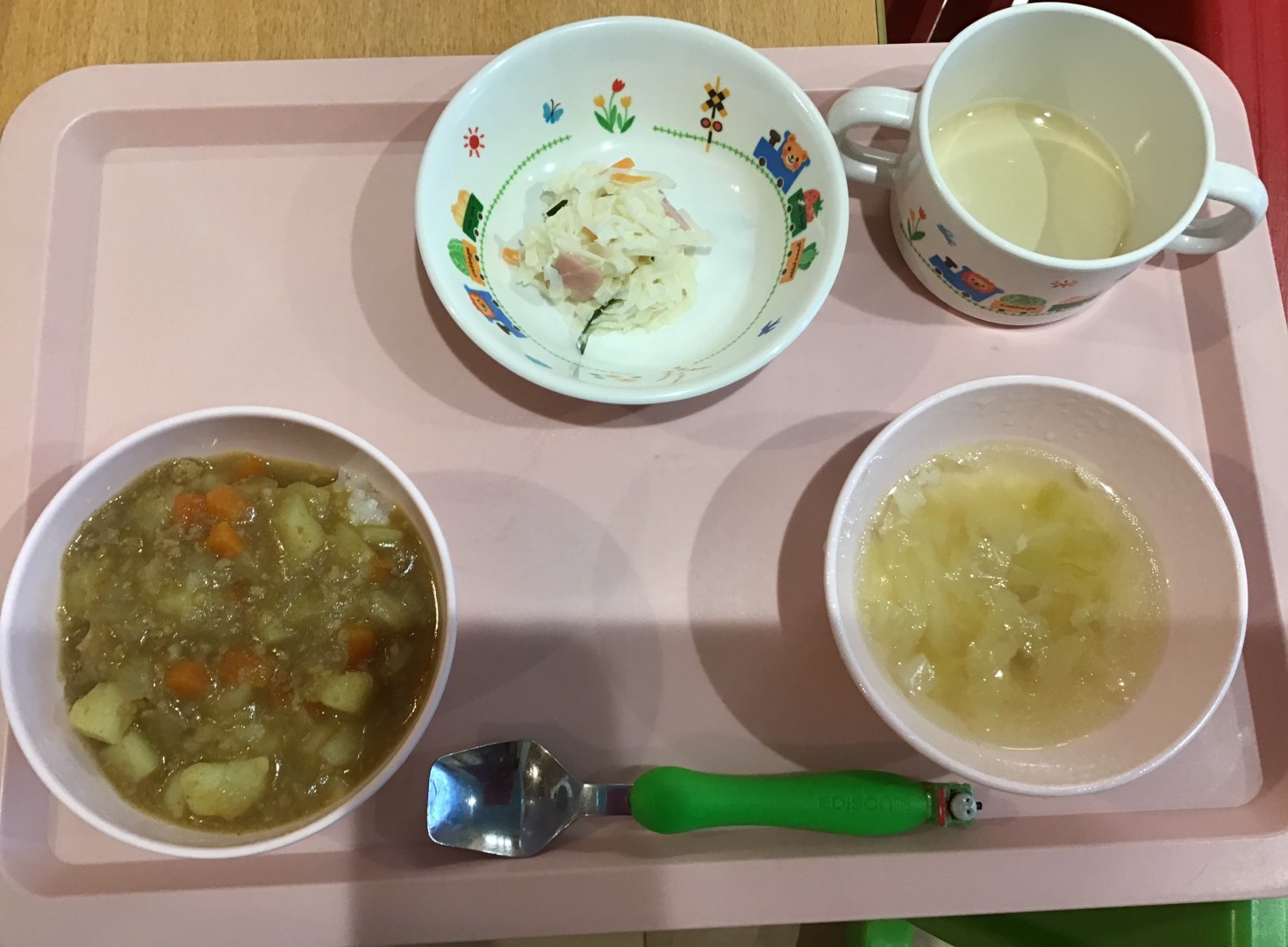 ポークカレー、大根ときゅうりのマヨサラダ、キャベツとベーコンのスープ