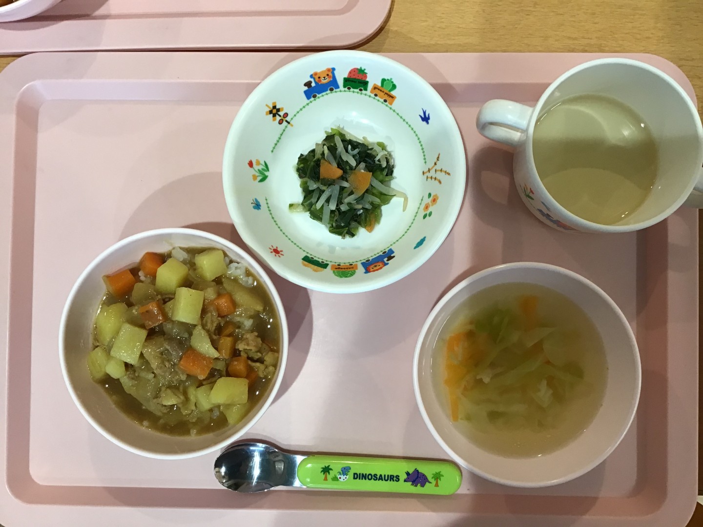 カレーライス、三色ナムル、キャベツとベーコンのスープ