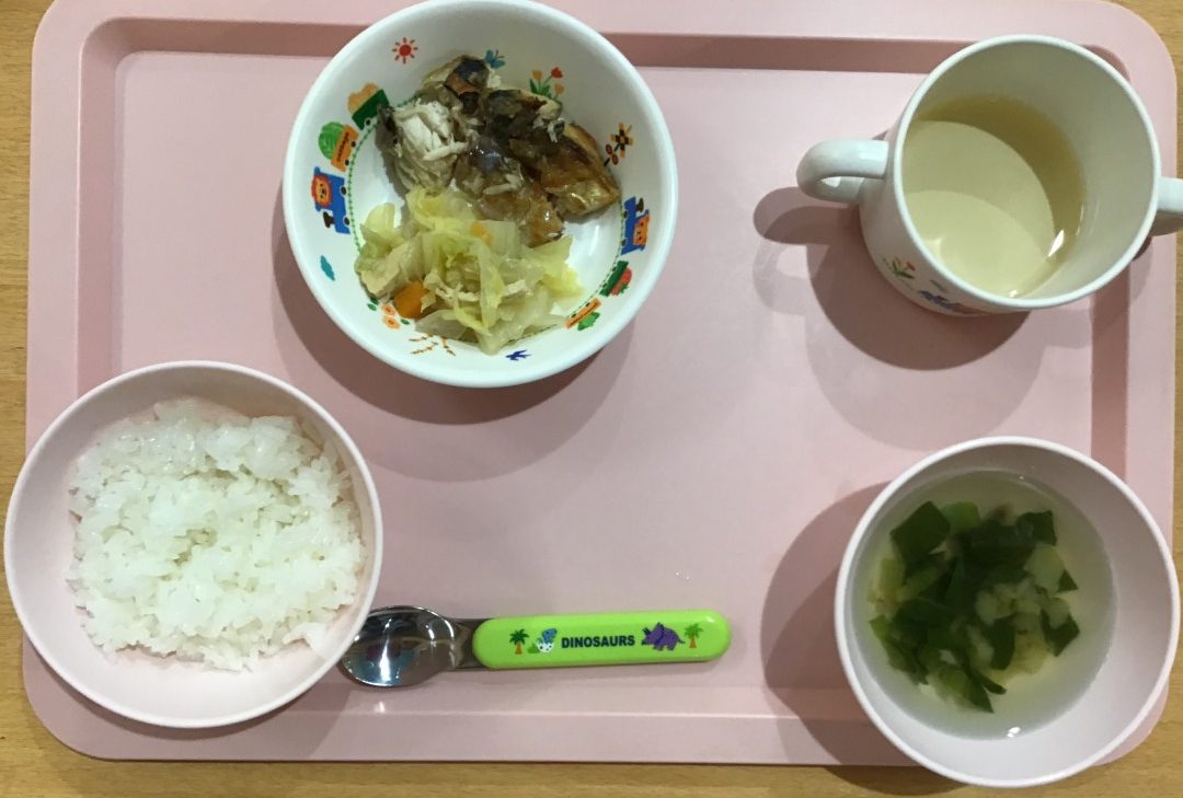 ごはん、サバのカレーあげ、白菜と揚げの煮物、なすとこまつなのすまし汁