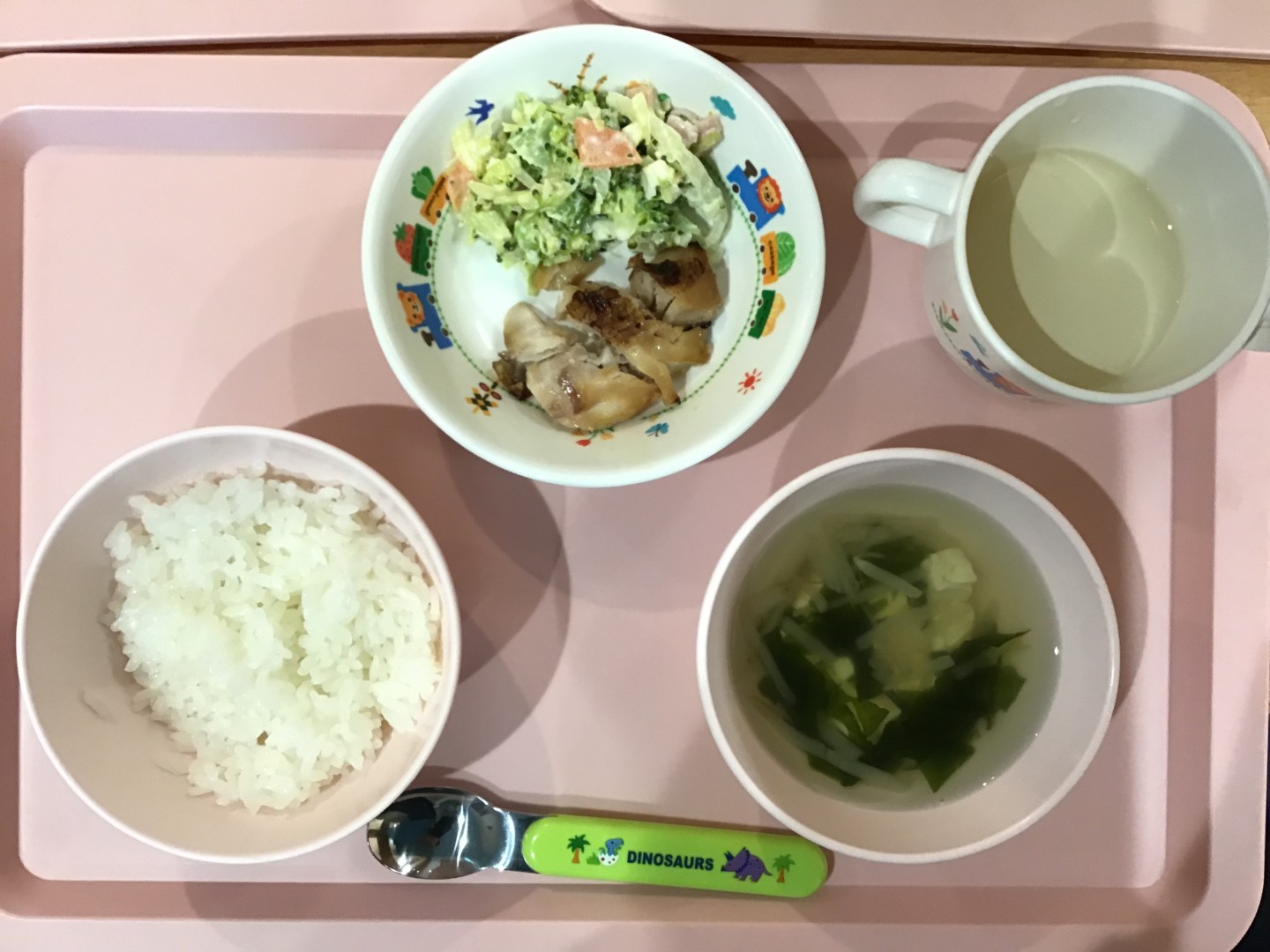 ごはん、魚のしょうがやき、ブロッコリーのサラダ、とうふのすまし汁
