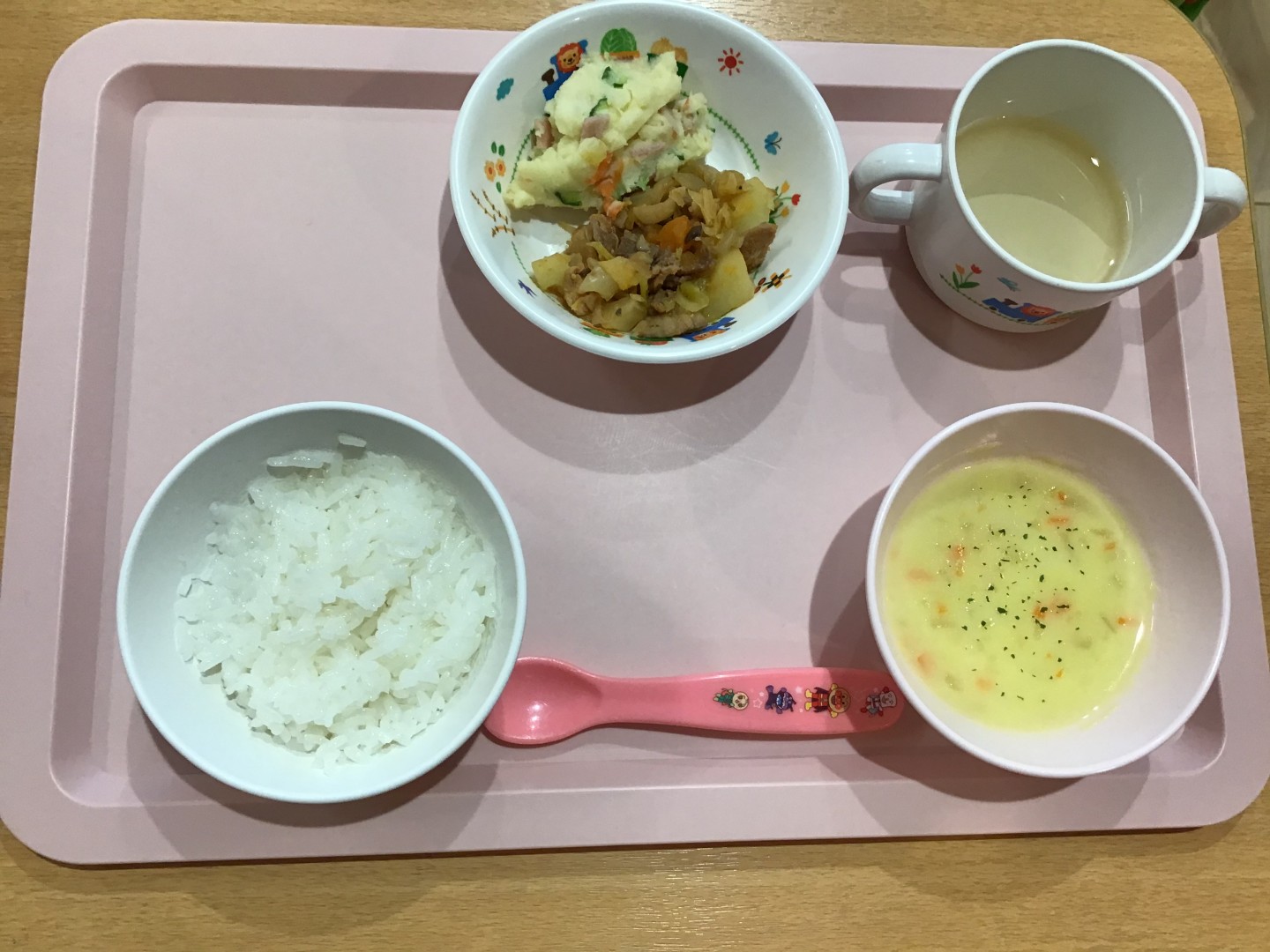 ごはん、豚肉と野菜のトマトにこみ、ポテトサラダ、コーンスープ