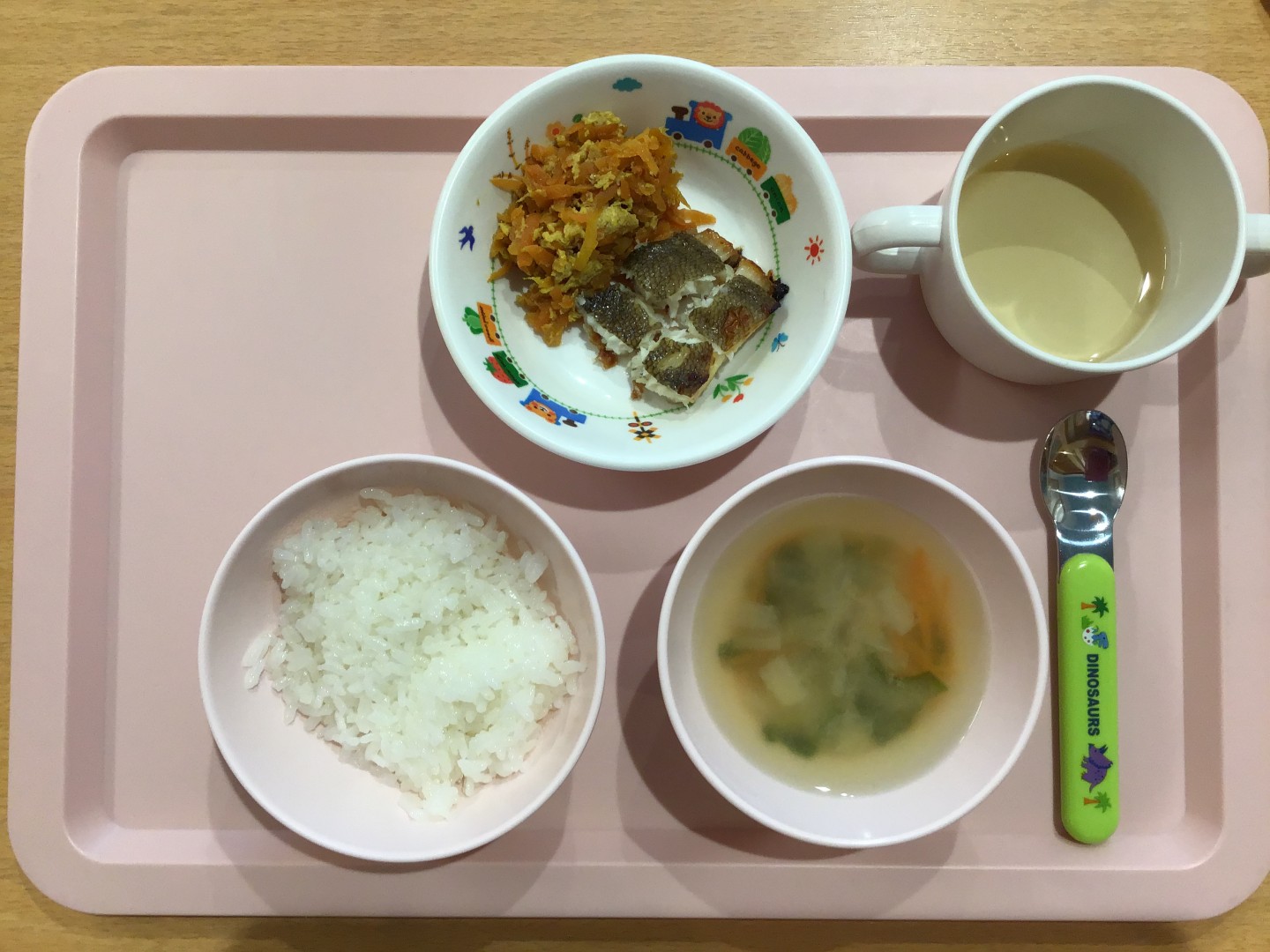 ごはん、魚のみそやき、にんじんしりしり、だいこんのみそ汁