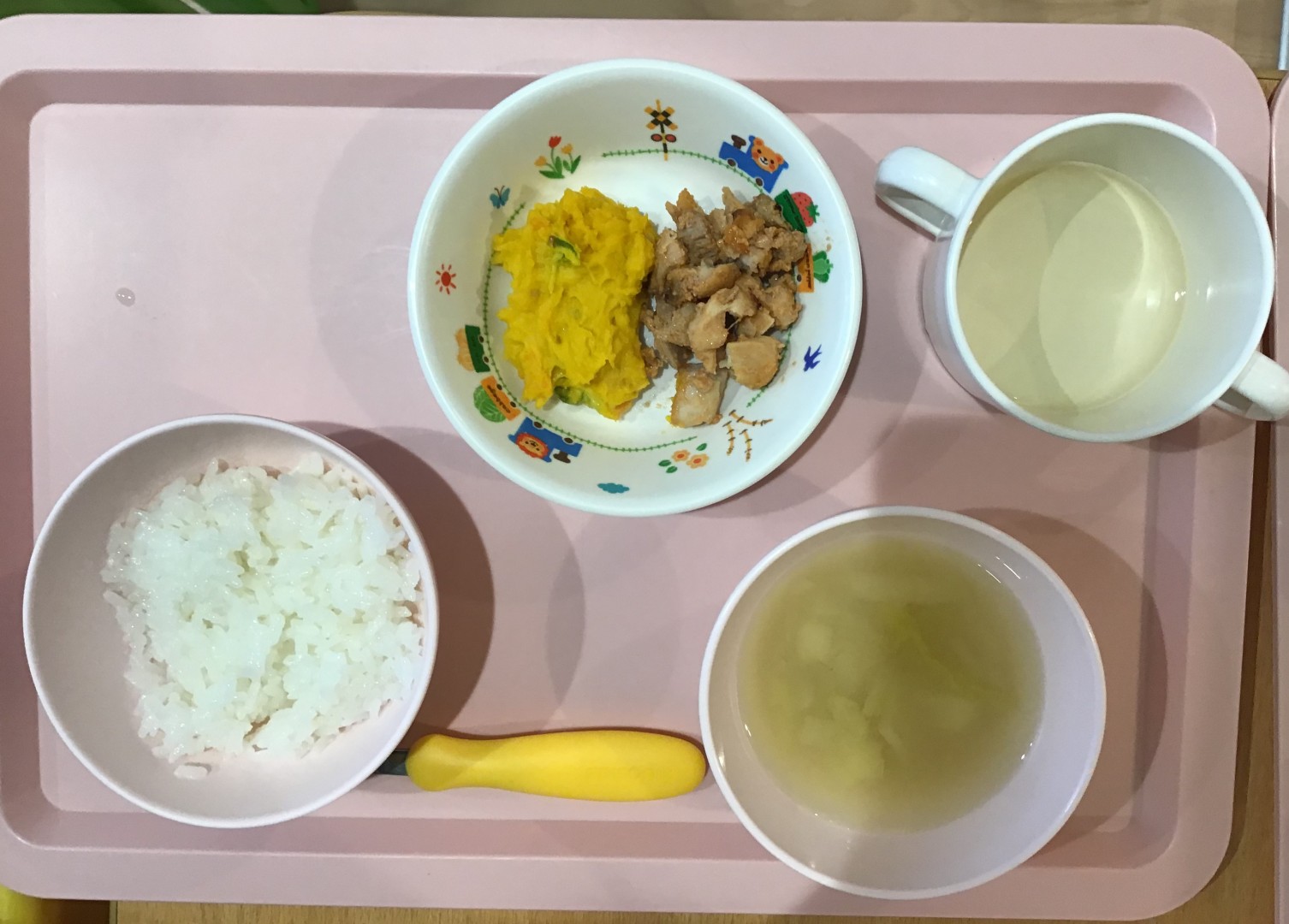ごはん、タンドリーチキン、かぼちゃサラダ、白菜ともやしのみそ汁