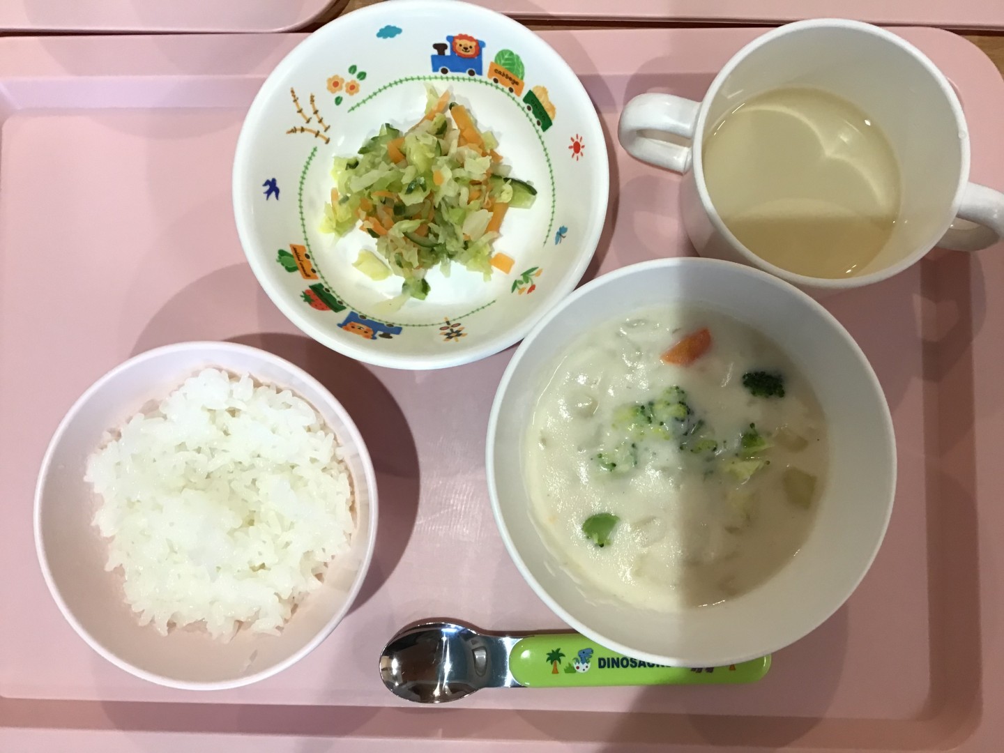 ごはん、クリームシチュー、野菜のあまずあえ