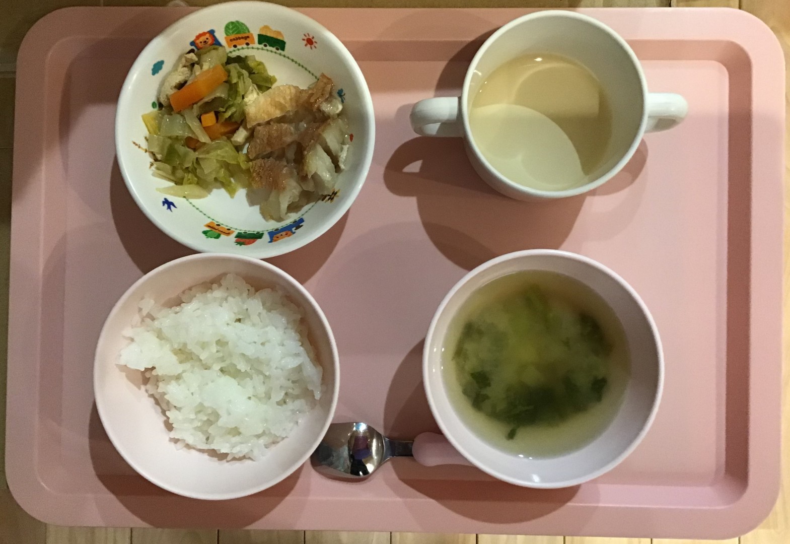 ごはん、魚のあまずづけ、白菜と揚げの煮物、さつまいものみそ汁