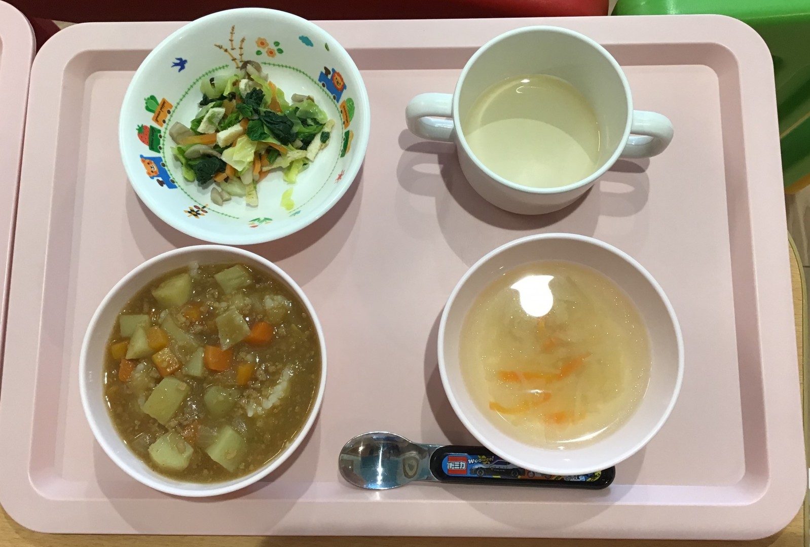カレーライス、ほうれんそうとしめじのおひたし、せんぎり野菜のコンソメスープ