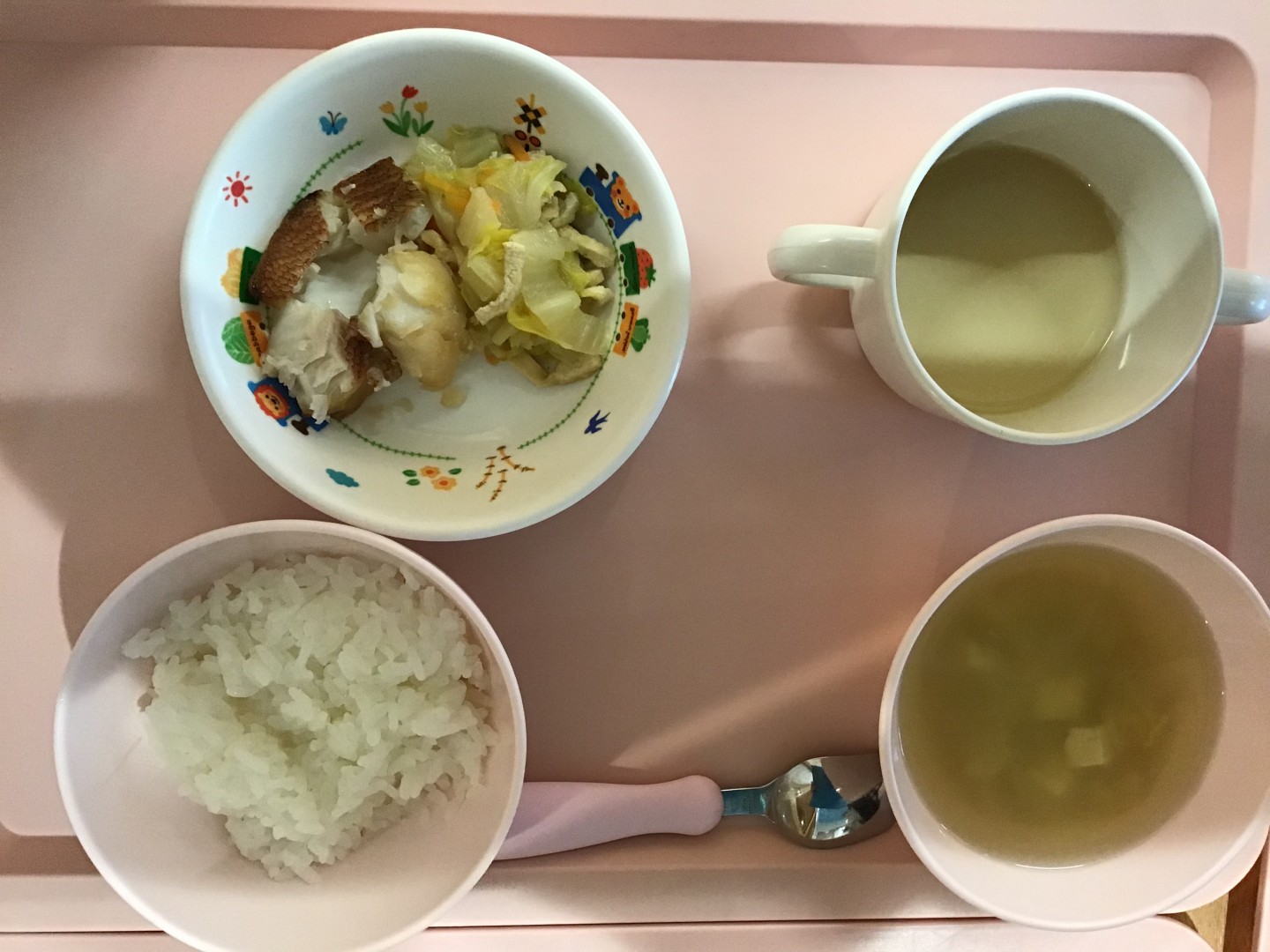ごはん、魚のみりん焼き、白菜とあげのにもの、大根と豆腐のみそ汁
