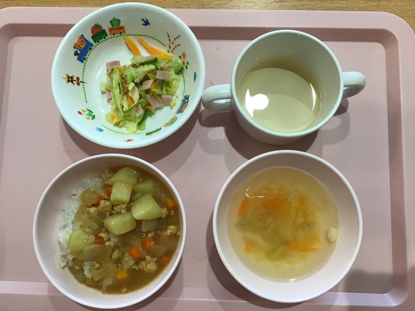 カレーライス、野菜サラダ、白菜のコンソメスープ