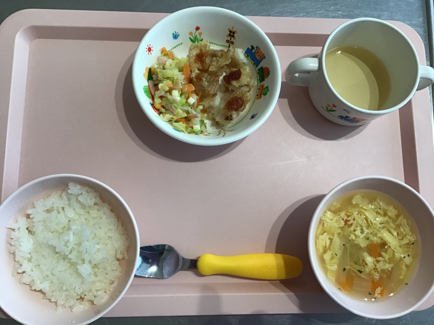 ごはん、魚のリンゴソースがけ、キャベツのドレッシングサラダ、かきたまスープ