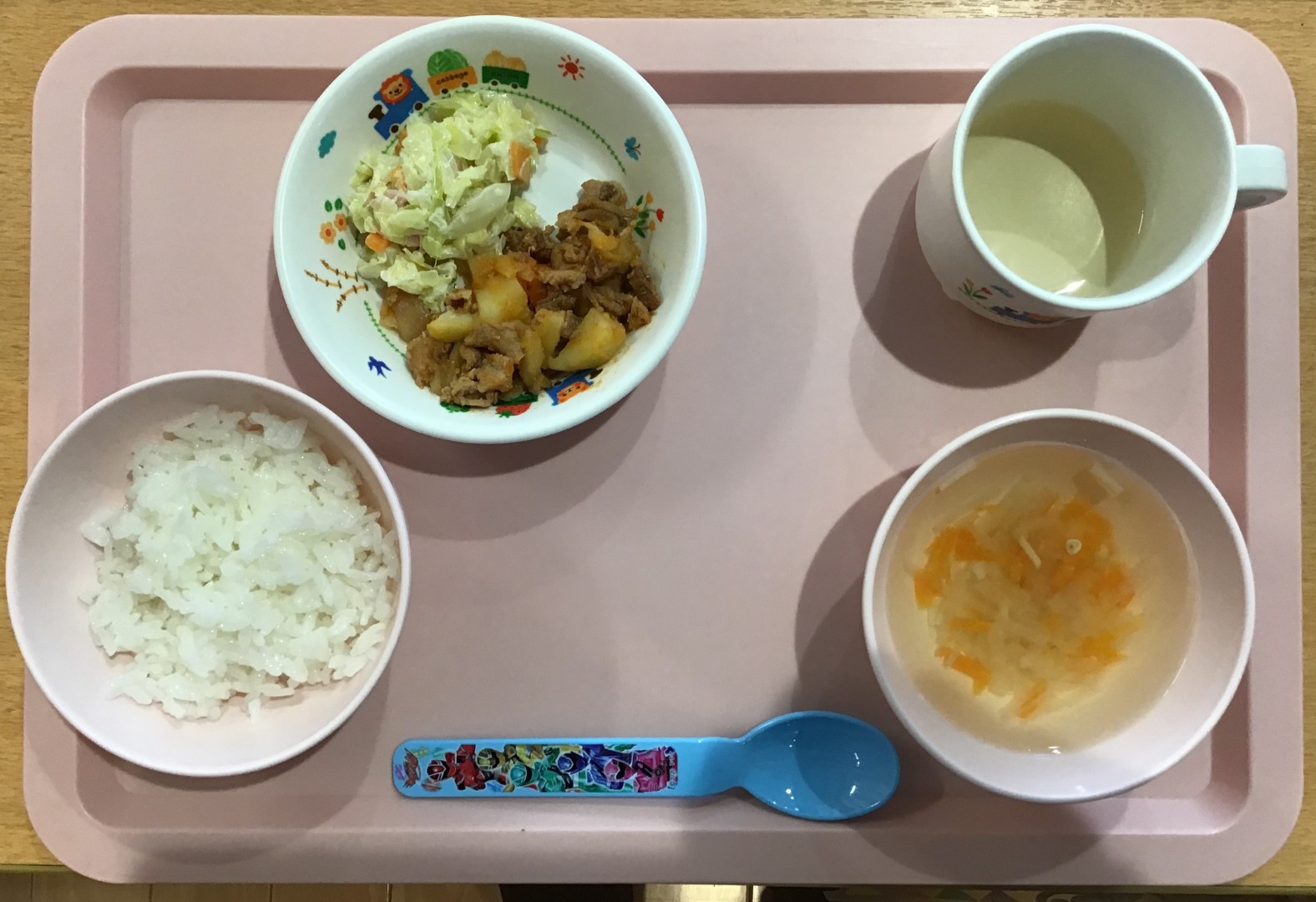 ごはん、豚と野菜のトマトにこみ、コールスローサラダ、せんぎり野菜のスープ