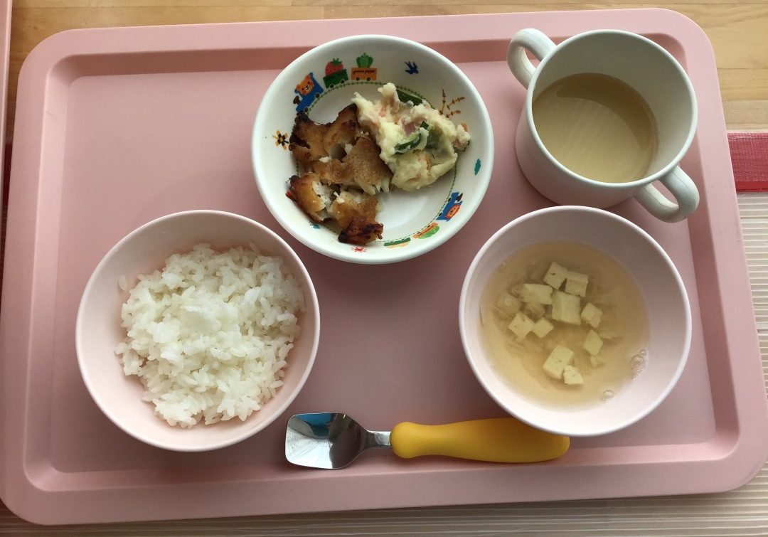 ごはん、魚の照り焼き、ポテトサラダ、豆腐とえのきのすまし汁