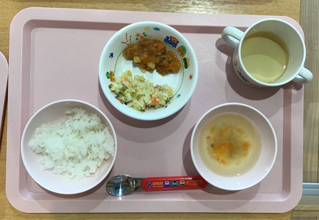 ごはん、豚とやさいのトマト煮込み、コールスローサラダ、せんぎりやさいのスープ