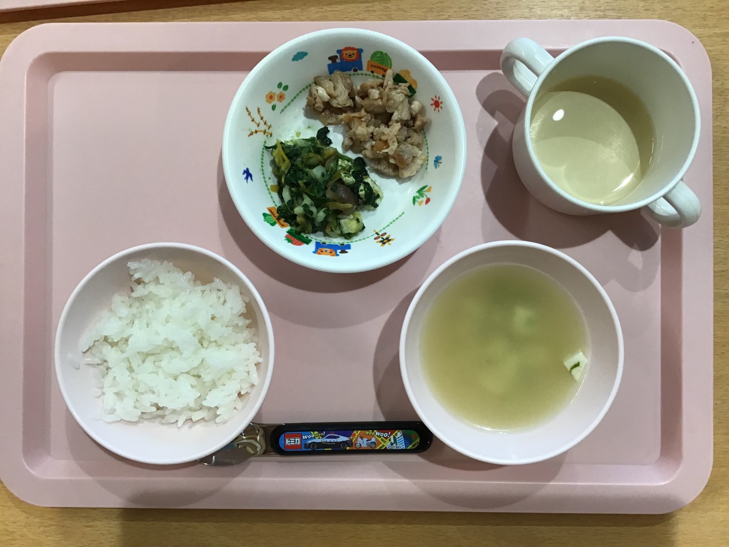 ごはん、鶏のからあげ、ほうれん草としめじのおひたし、豆腐とナッパのみそ汁