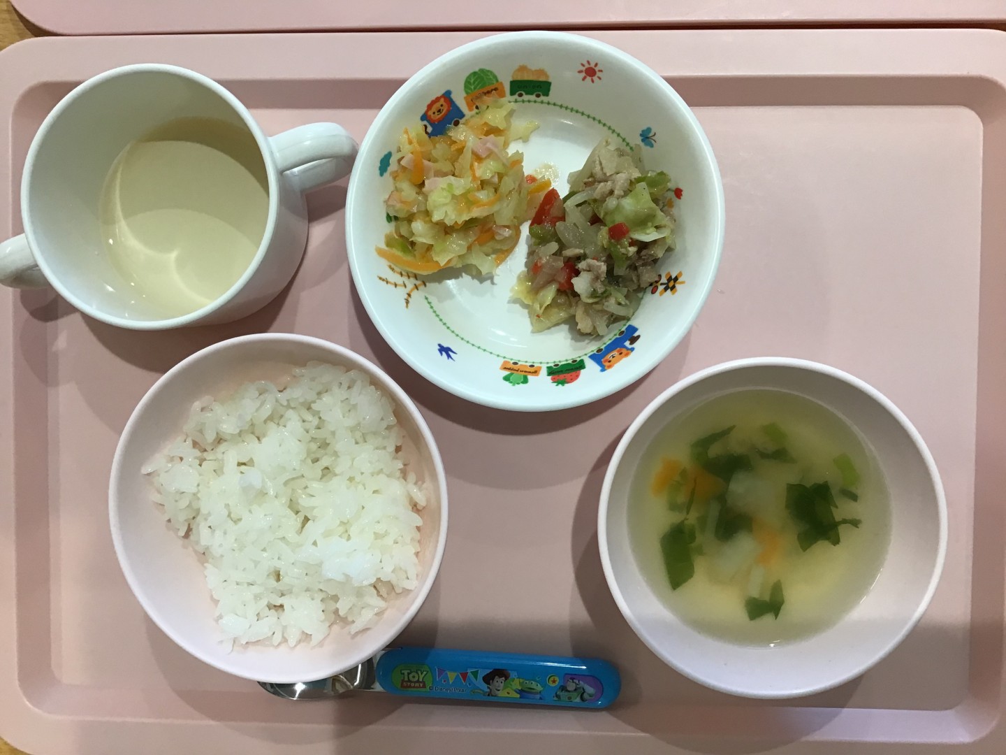 ごはん、豚肉のみそいため、キャベツのドレッシングサラダ、やさいのコンソメスープ