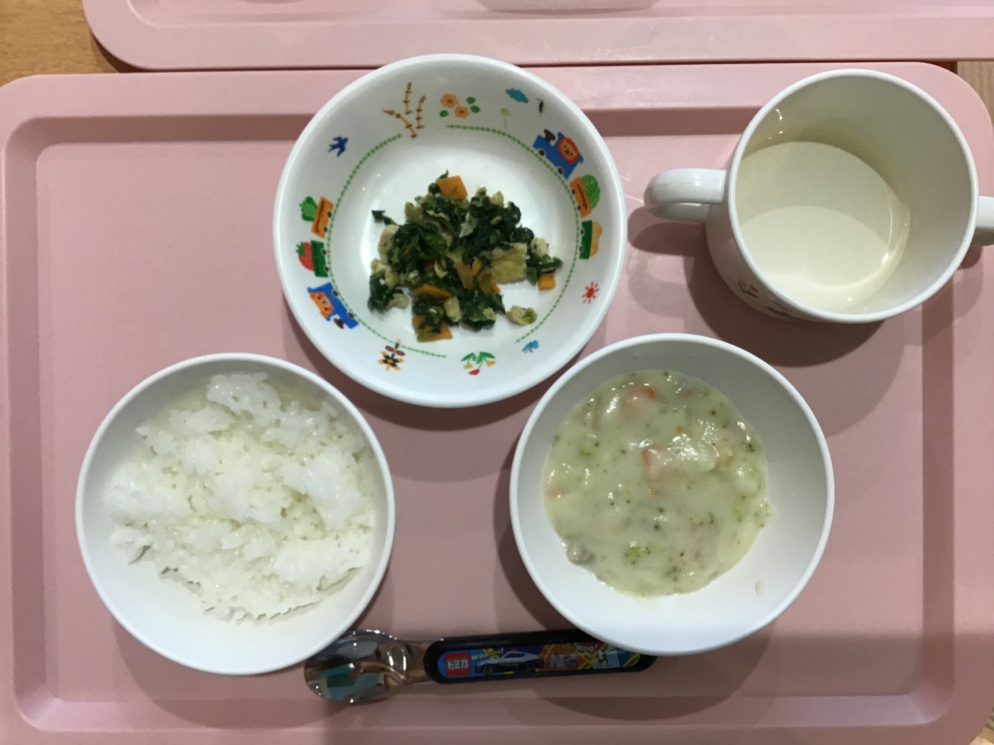 ごはん、ホワイトシチュー、ほうれんそうとしめじのおひたし