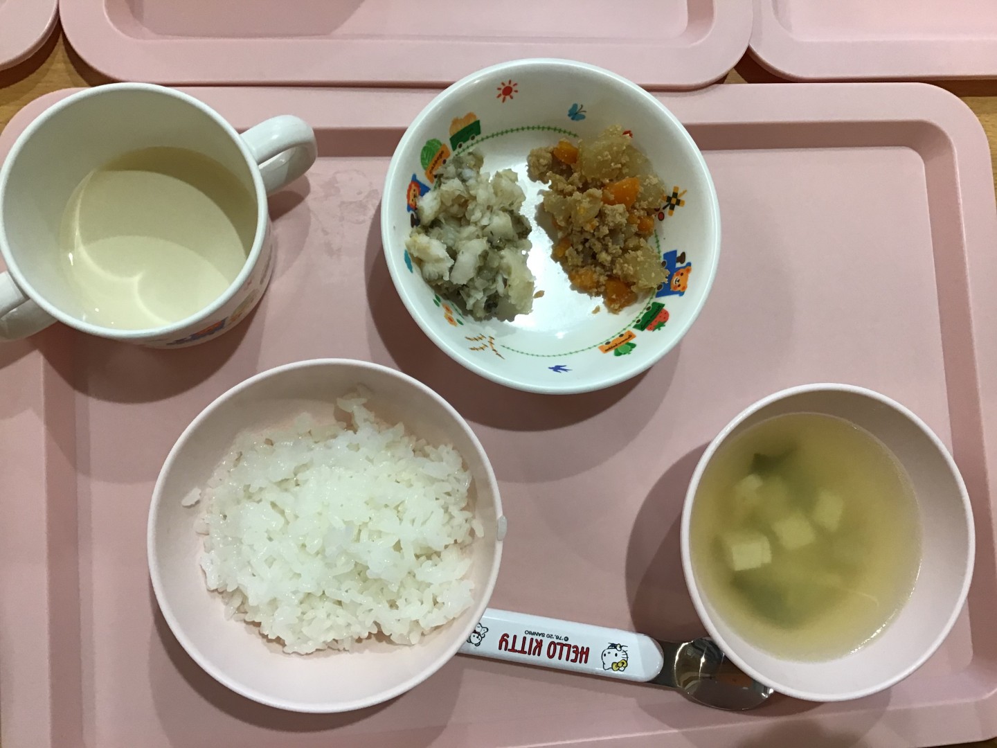 ごはん、魚のみそやき、だいこんのそぼろ煮、あげとわかめのみそ汁