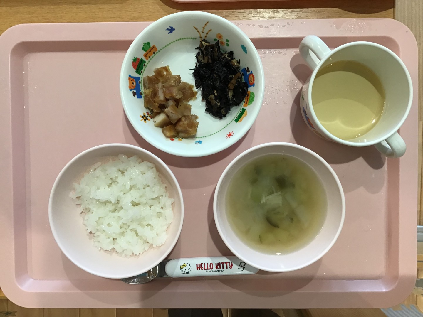 ごはん、鶏のからあげ、ひじきのにもの、なすのみそ汁