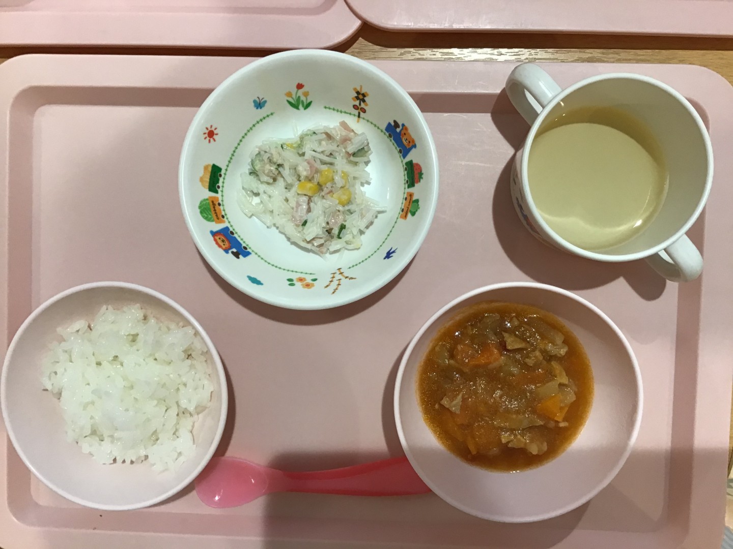 ごはん、豚肉とやさいのトマトにこみ、はるさめと野菜のマヨあえ