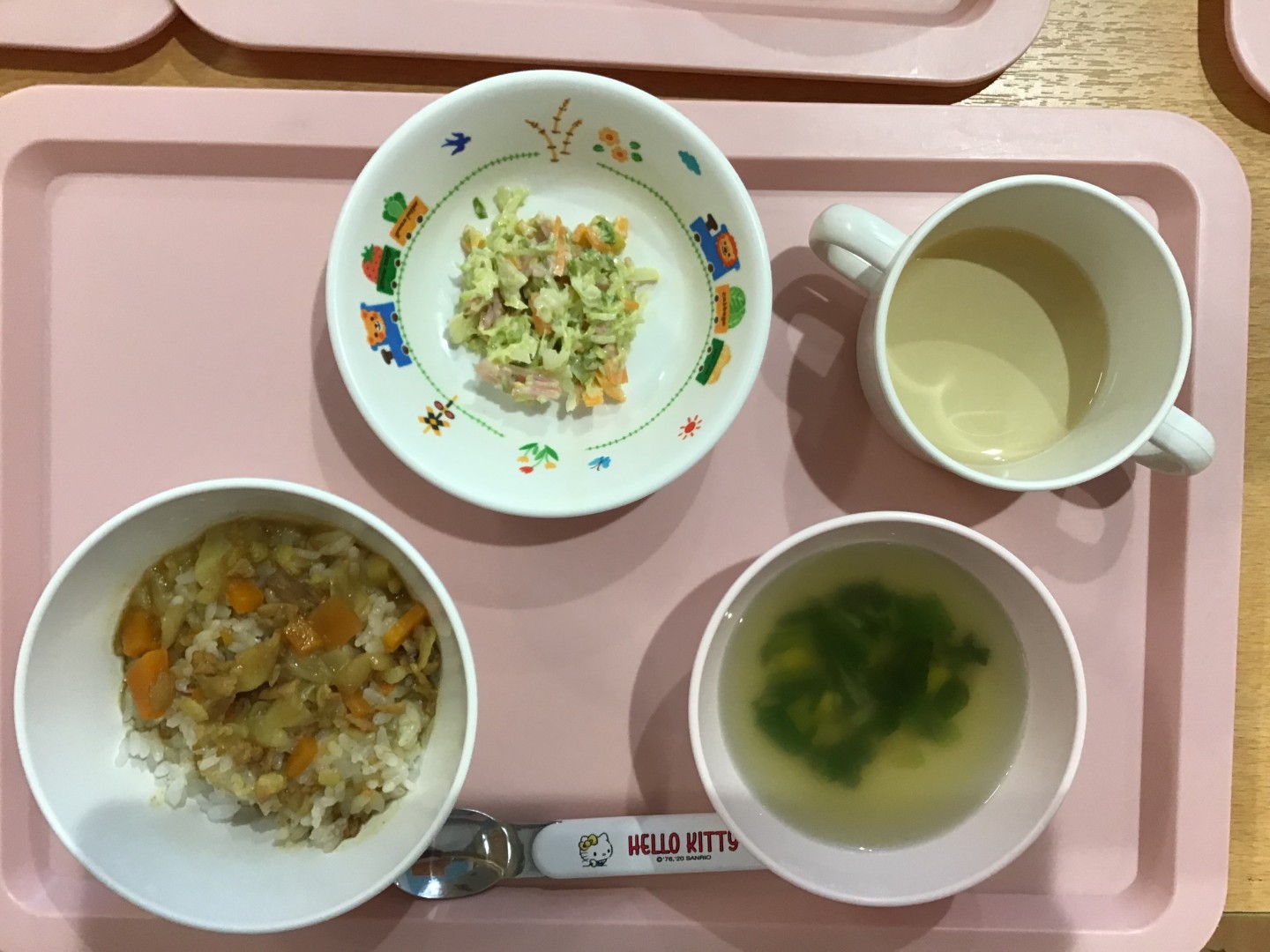 カレーライス、コールスローサラダ、小松菜のコンソメスープ