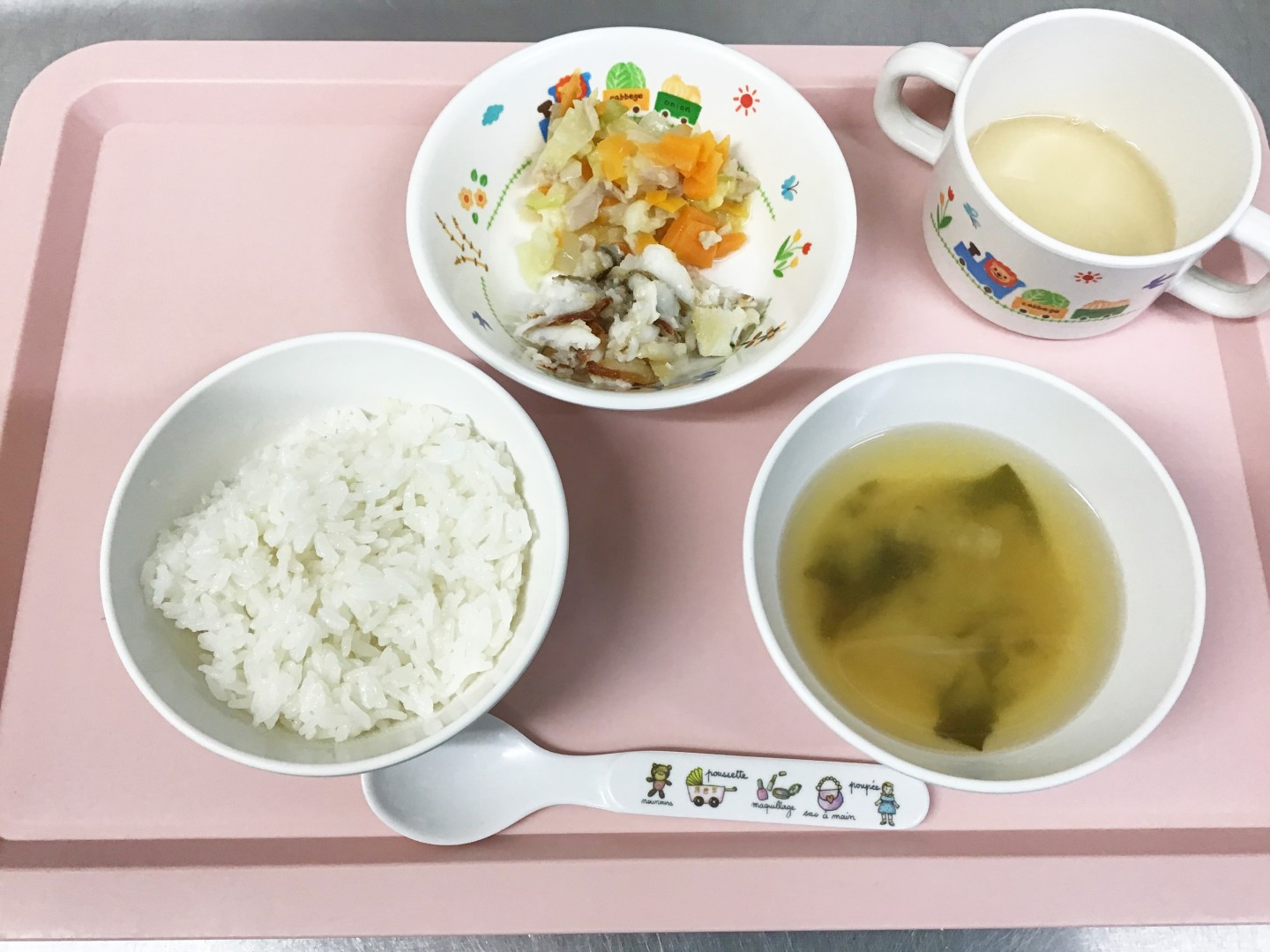 ごはん、カレイの味噌やき、野菜ソテー、大根とワカメのみそ汁