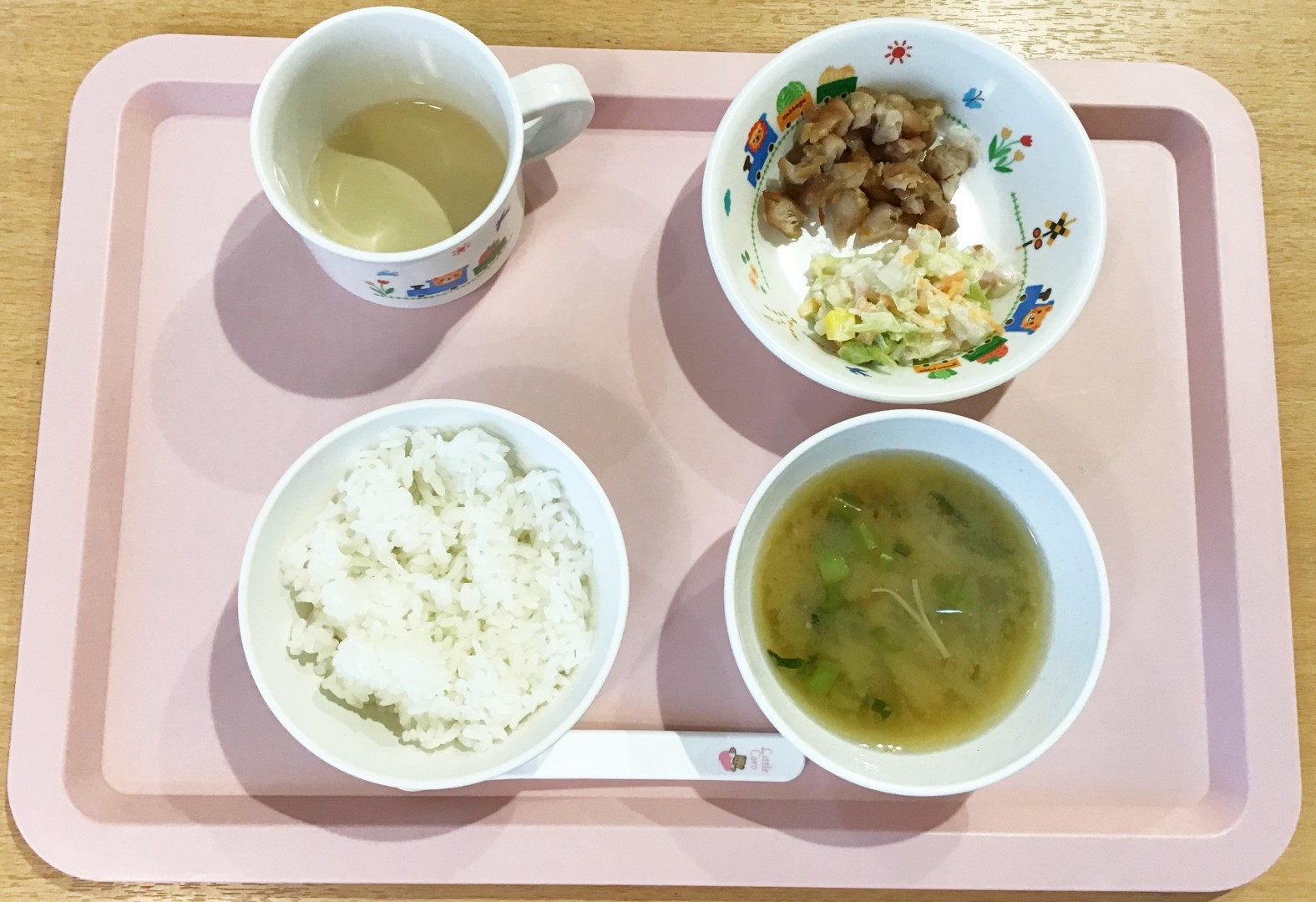 ごはん、鶏のからあげ、コールスローサラダ、野菜のみそ汁