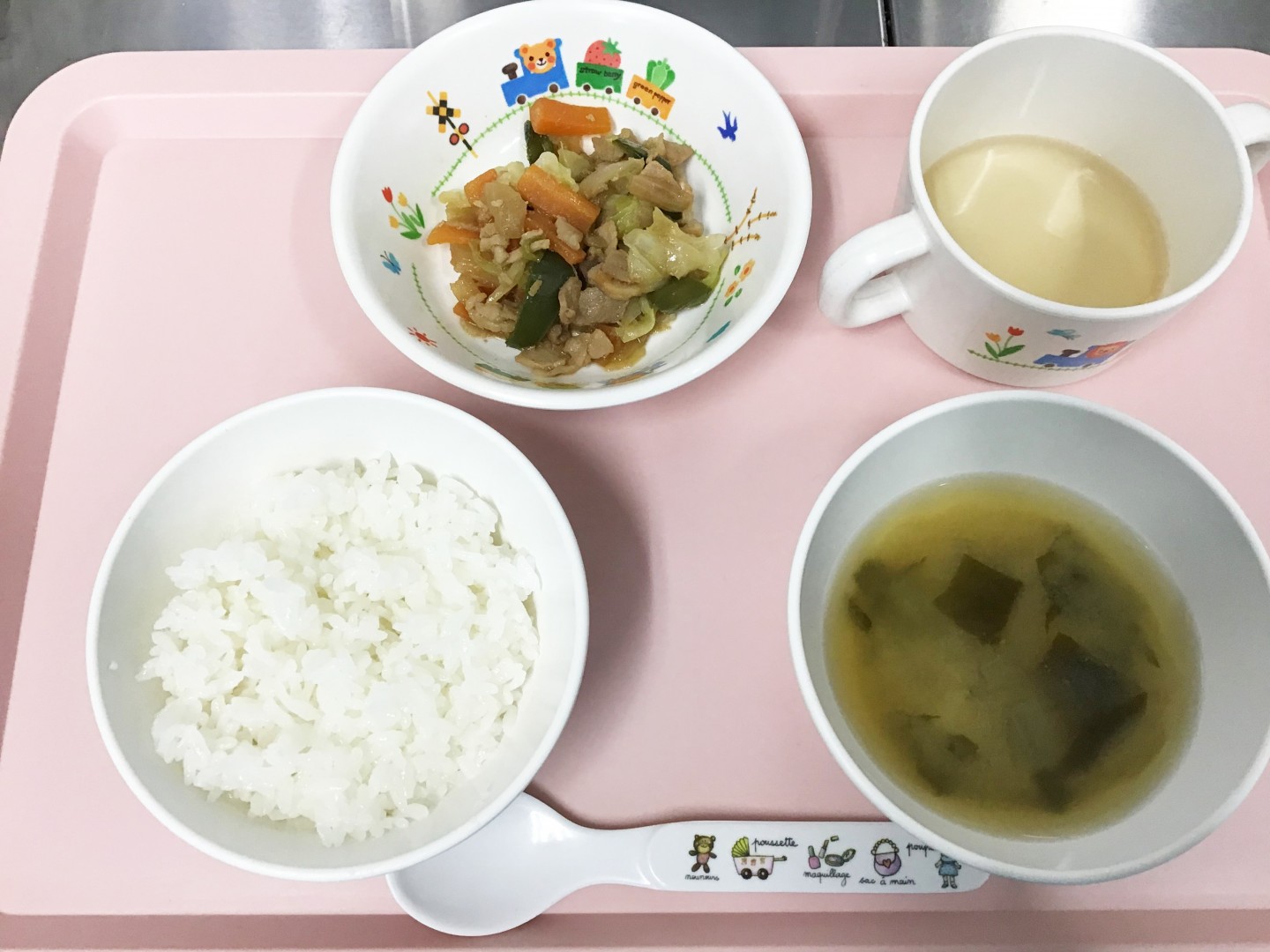 ごはん、肉野菜いため、じゃがいものみそ汁