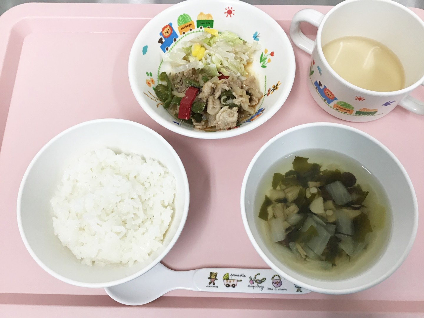 ごはん、豚肉のピーマンみそ炒め、キャベツのごまあえ、ワカメとしめじのすまし汁