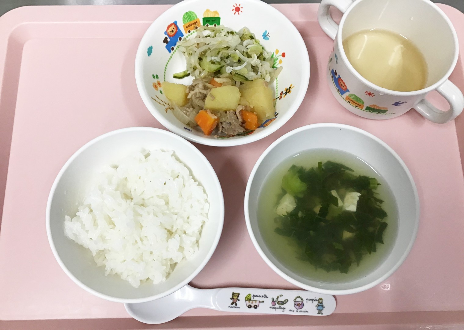 ごはん、肉じゃが、きゅうりとじゃこのあえもの、豆腐のすまし汁