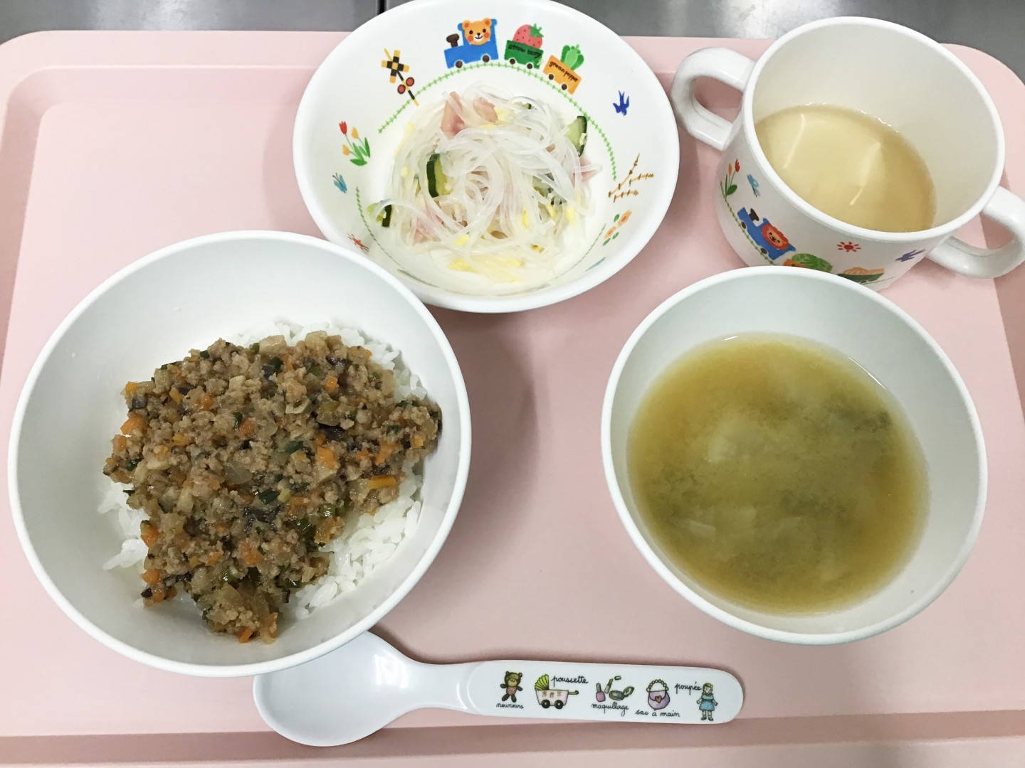 肉みそ丼、春雨とたまごの酢の物、だいこんとわかめのみそ汁