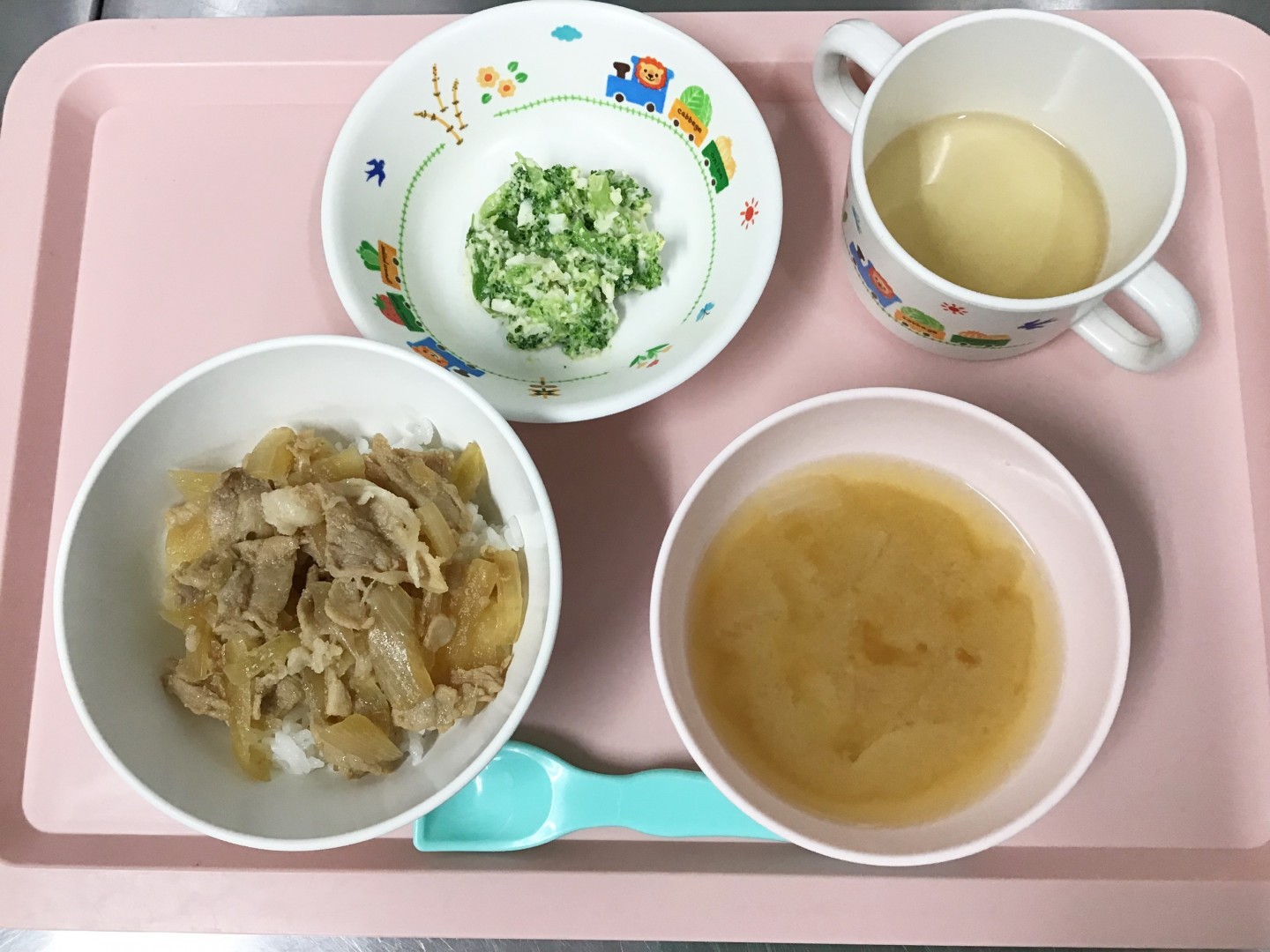 豚丼、タルタルサラダ、じゃがいものみそ汁