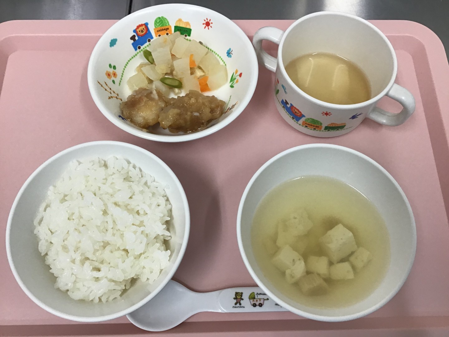 ごはん、赤魚のおろし煮、だいこんとあげの煮物、豆腐とえのきのすまし汁