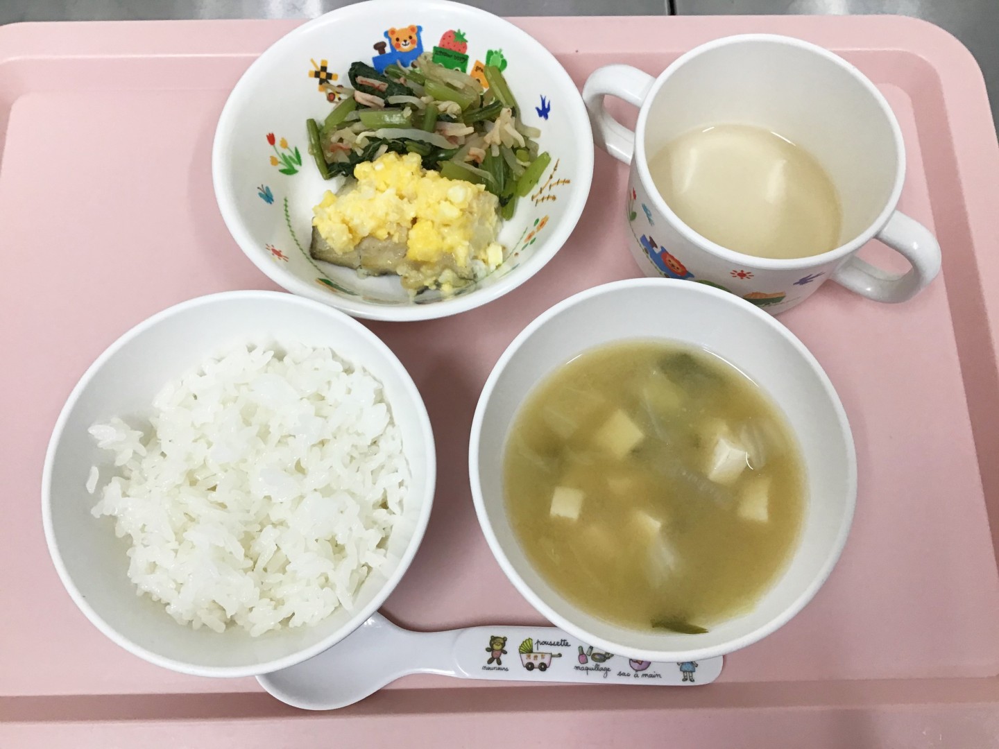 ごはん、魚のタルタルやき、もやしと小松菜のあえもの、豆腐のみそ汁