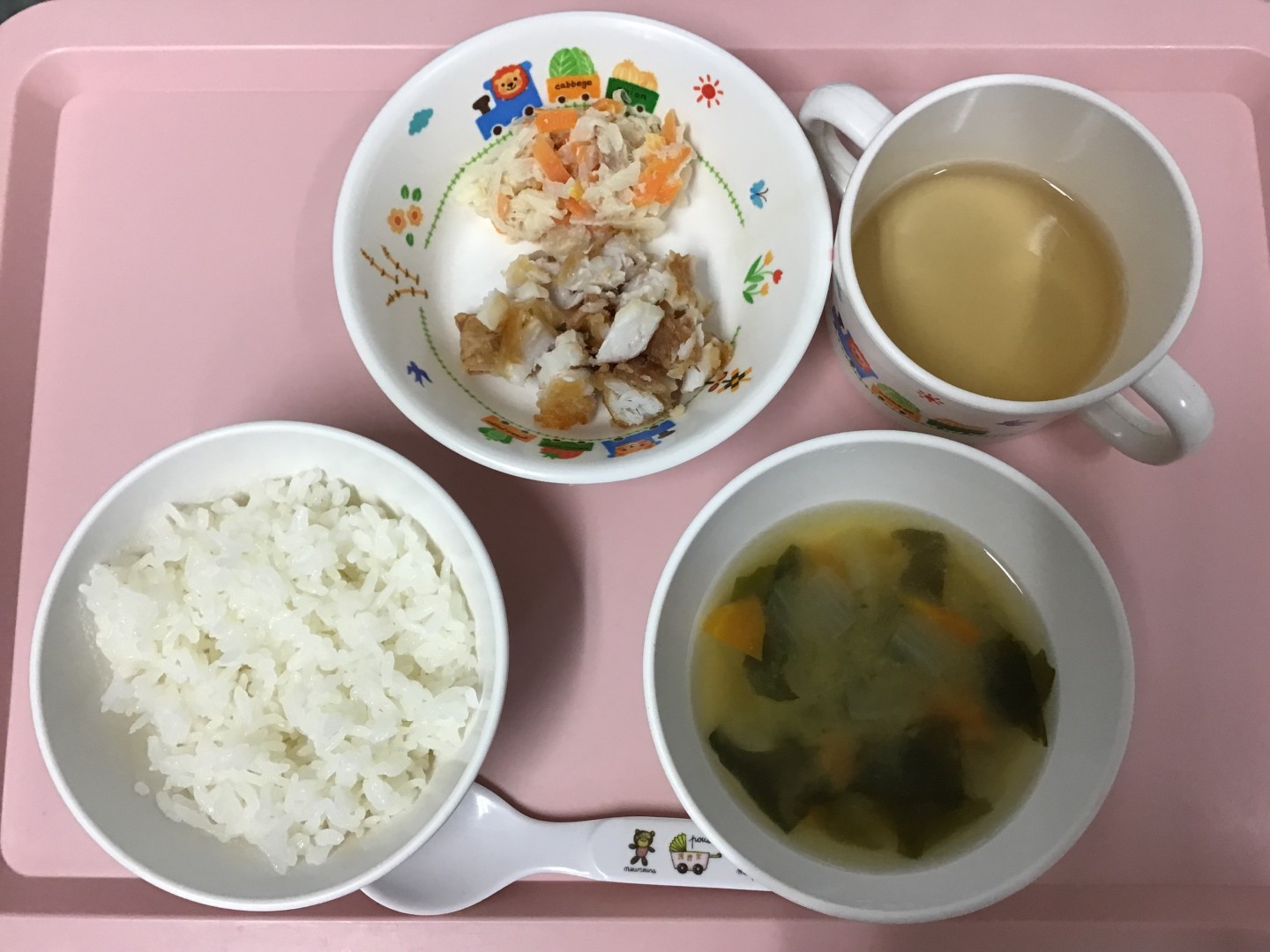 ごはん、魚のからあげ、だいこんのマヨネーズあえ、わかめとたまねぎのみそ汁