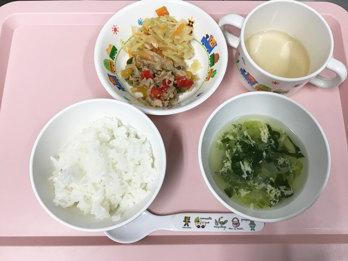 ごはん、チンジャオロース、野菜サラダ、たまごスープ