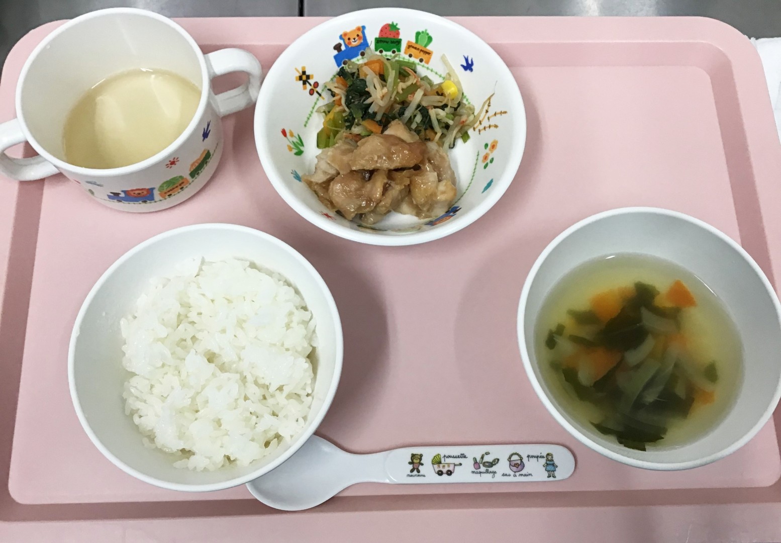 ごはん、鶏のからあげ、五色あえ、野菜のすまし汁