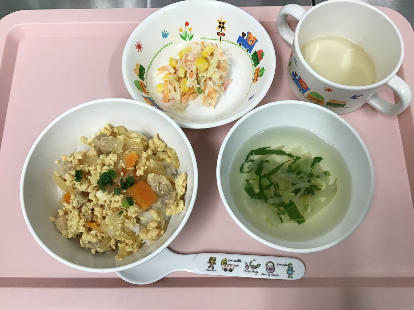 親子丼、大根のカニカマサラダ、えのきとこまつなのすまし汁